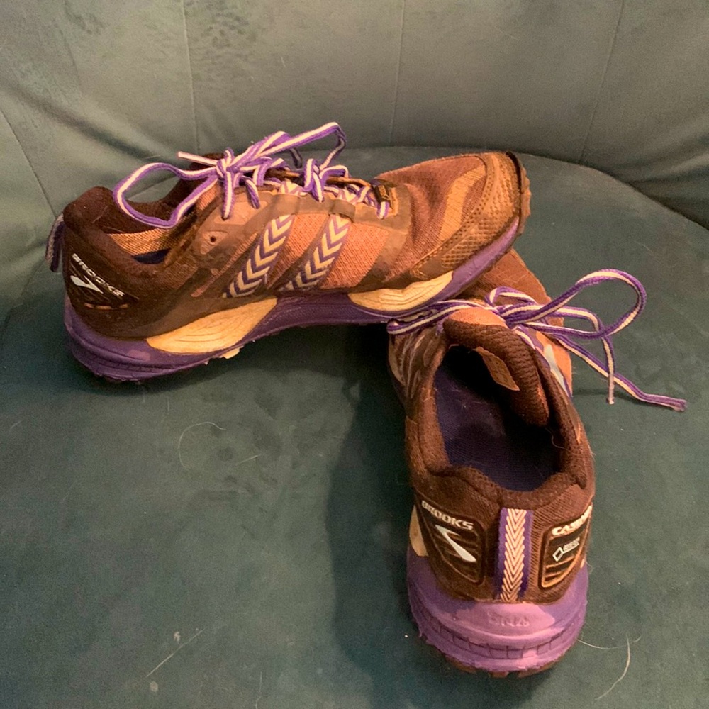 Brooks Cascadia trail running shoes size 8.5/EUR 40